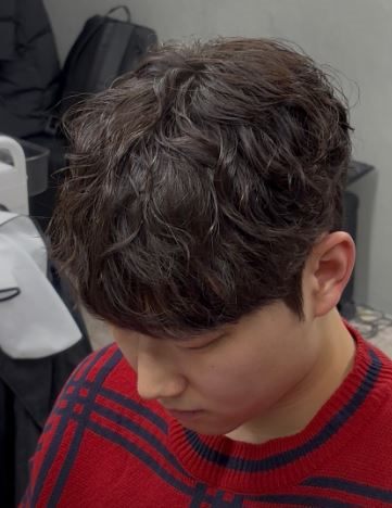 세미 히피펌 시술 사진 — 자연스러운 컬을 살린 남자 펌