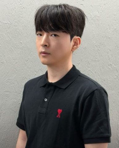 슬릭댄디컷 시술 사진 — 윗머리 결 방향을 또렷하게 잡은 단정한 남자 커트