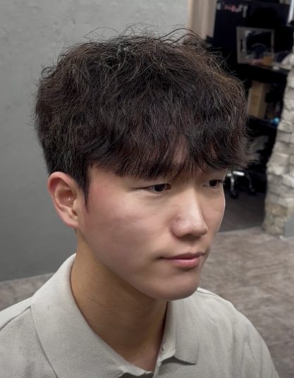스왈로 쉐도우펌 시술 사진 — 가벼운 질감으로 풍성해 보이는 남자 펌