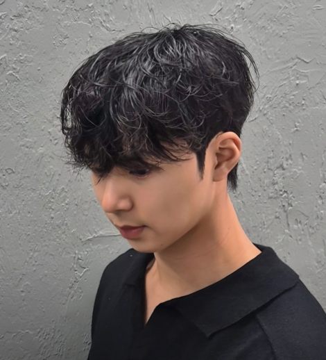 빈티지펌 시술 사진 — 부스스한 컬로 머리숱이 많아 보이는 남자 펌