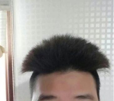 직모 때문에 앞머리와 윗머리가 위로 뻗친 남자 머리