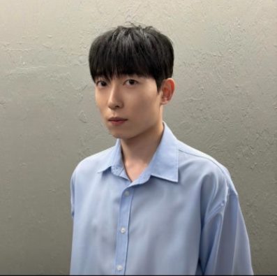 슬릭 댄디컷 시술 사진 — 가볍게 떨어지는 앞머리의 깔끔한 남자 커트