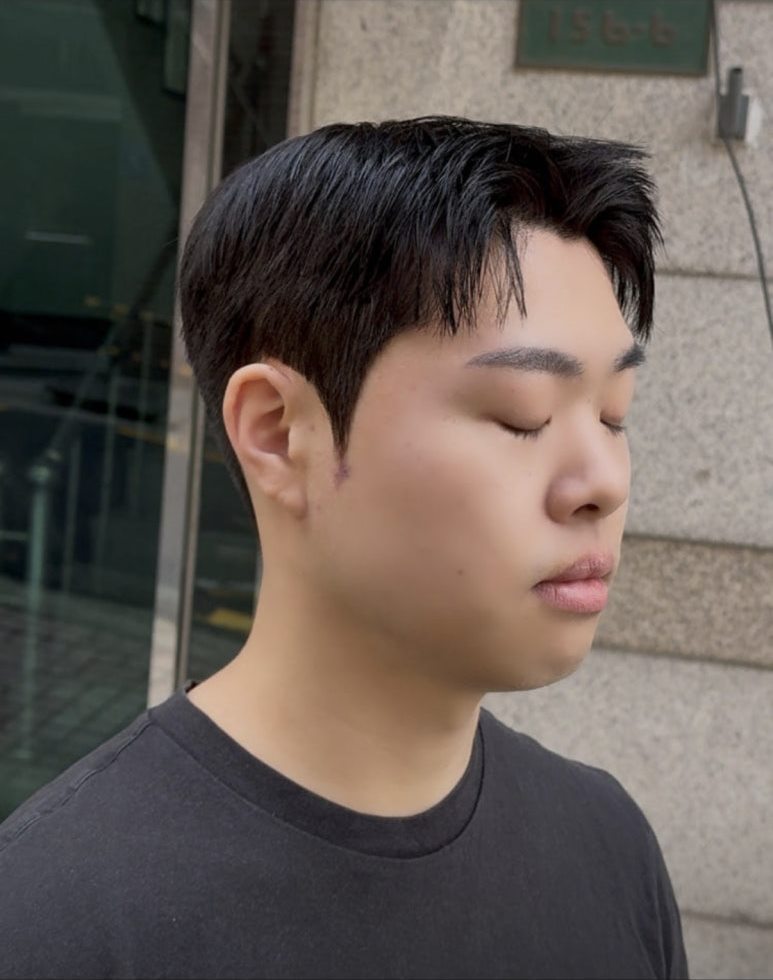 세미 드랍컷 시술 사진 — 옆머리와 뒷머리 라인이 자연스럽게 떨어지는 짧은 남자 머리